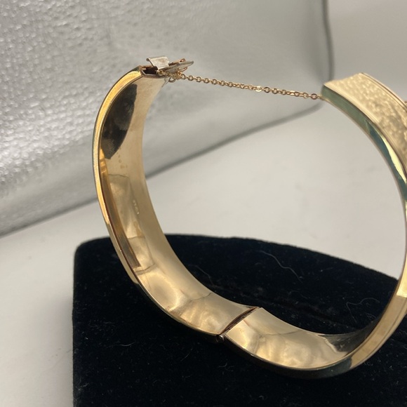 victorian hinged bangle bracelet. intricate floral design safety chain. - Picture 7 of 9